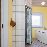 Three-Bedroom Holiday home in Gilleleje 4 Vakantiehuis *