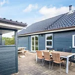 Three-Bedroom Holiday home in Gilleleje 4 *