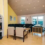 Vakantiehuis Three-Bedroom Holiday home in Gilleleje 4 *