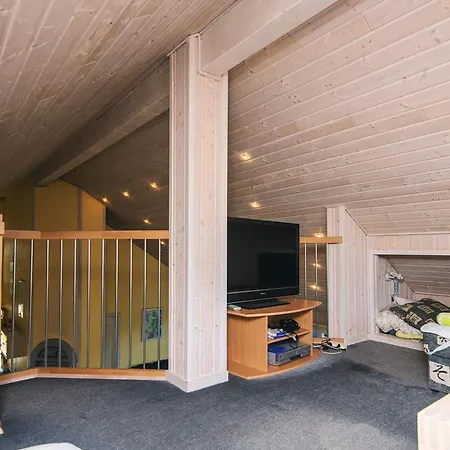 12 Person In Tarm-by Traum *