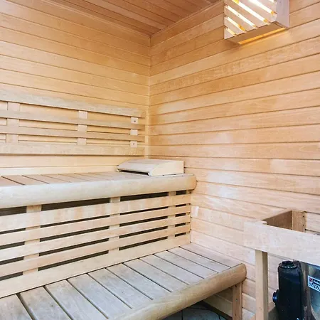 12 Person In Tarm-by Traum * Tarm